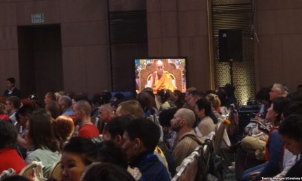 Dalai Lama Meets Tibetans From Tibet at Russian Buddhist Teachings in Delhi
