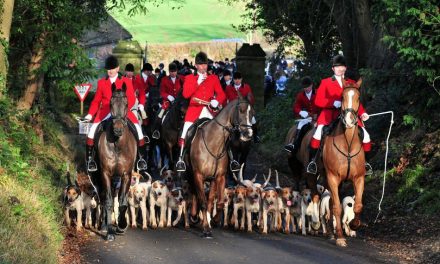 Nigel Farage joins Kent Boxing Day Hunt for early morning pint